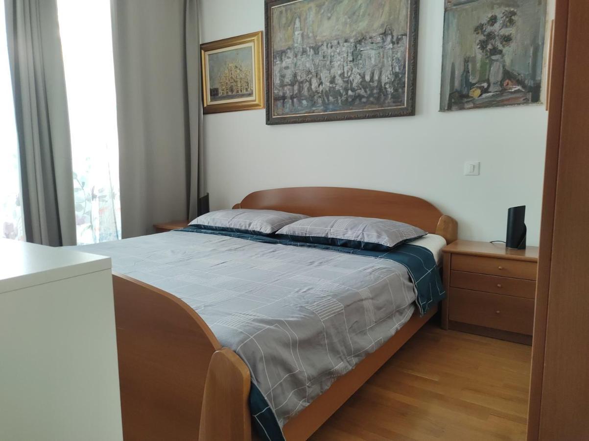 Apartment Sunny Day Split